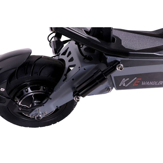 Detailaufnahme des Hinterrads des WANDLER E-Rollers WANDLER-L/E, 20 km/h, sorgt für Stabilität mit Rabatt.