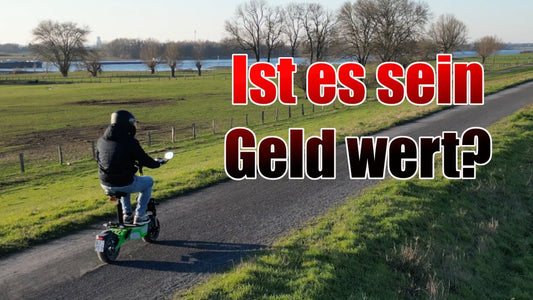 Der WANDLER-K/E Elektroroller in Aktion, getestet von den Survival Masters, zeigt seine starke Performance und sanfte Beschleunigung.